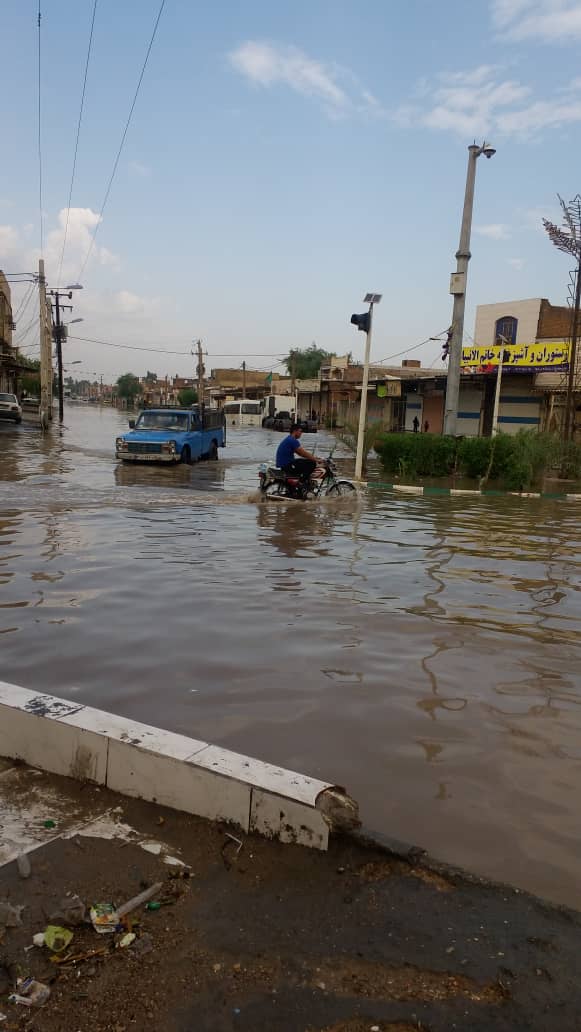 شوارع حي علوي بمدینة الأهواز تغرق بمياه الأمطار بعد غياب الدور الخدمي
