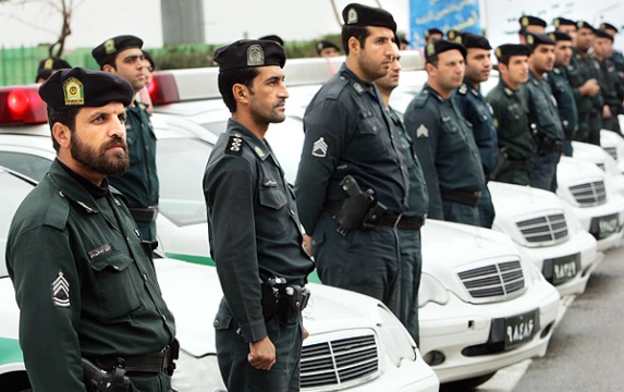 ۳۰ الف رجل شرطة ايراني يقدمون الخدمات لزوار الاربعينية