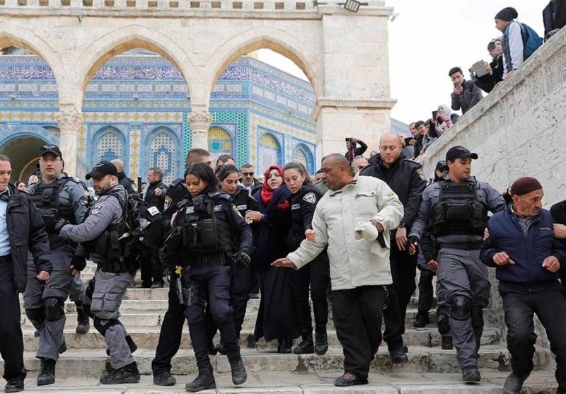 الاحتلال الصهيوني يهاجم المصلين بالمسجد الأقصى