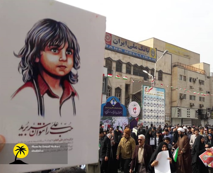 صورة الطفل المظلوم «زكريا بدر علي الجابر» بمسيرات الثورة في الاهواز