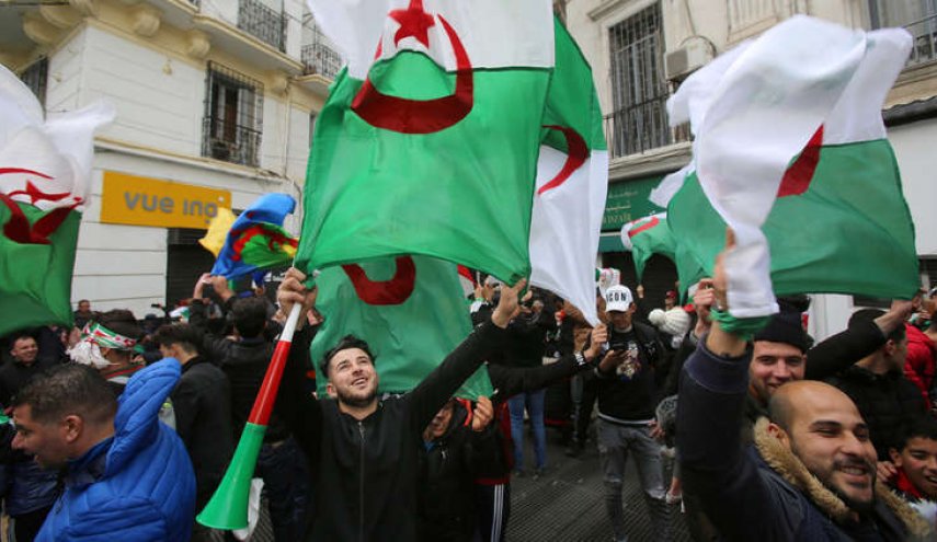 الجزائر.. المحامون يتظاهرون ضد تمديد أو تأجيل الانتخابات