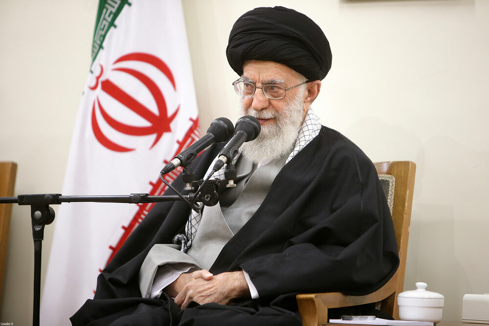 قائد الثورة الإسلامية:إن وضع الحدود مع الأعداء ضروري جداً
