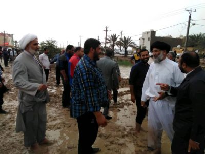 إمامي جمعة في المحافظة يشاركان في مكافحة السيول