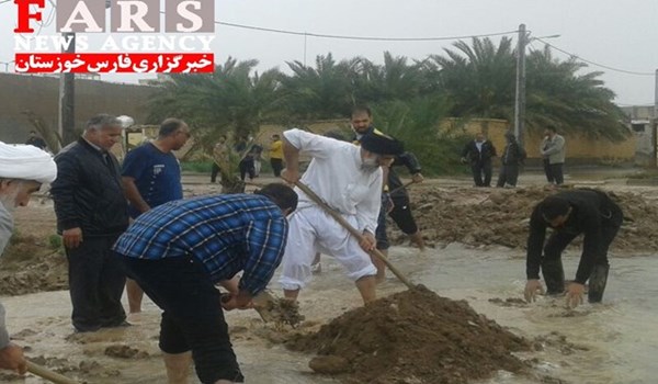 إمامي جمعة في المحافظة يشاركان في مكافحة السيول