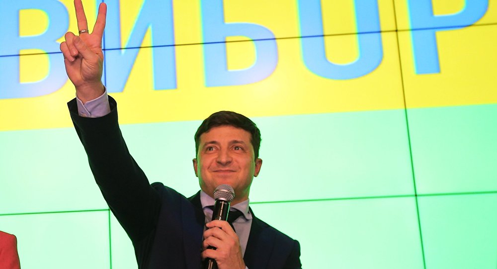 فوز الممثل الكوميدي زيلينسكي بالانتخابات الرئاسية في أوكرانيا