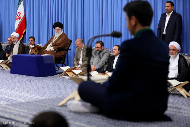 قائد الثورة الاسلامية يستقبل المشاركين في المسابقات الدولية للقرآن الكريم