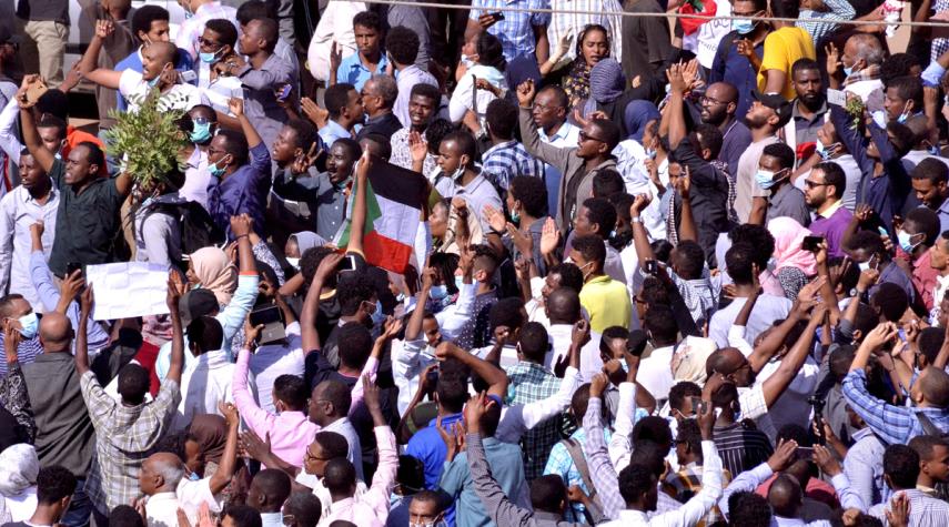 السودانيون يطلبون تسليم السلطة للمدنيين وتحقيق مطالب الثورة