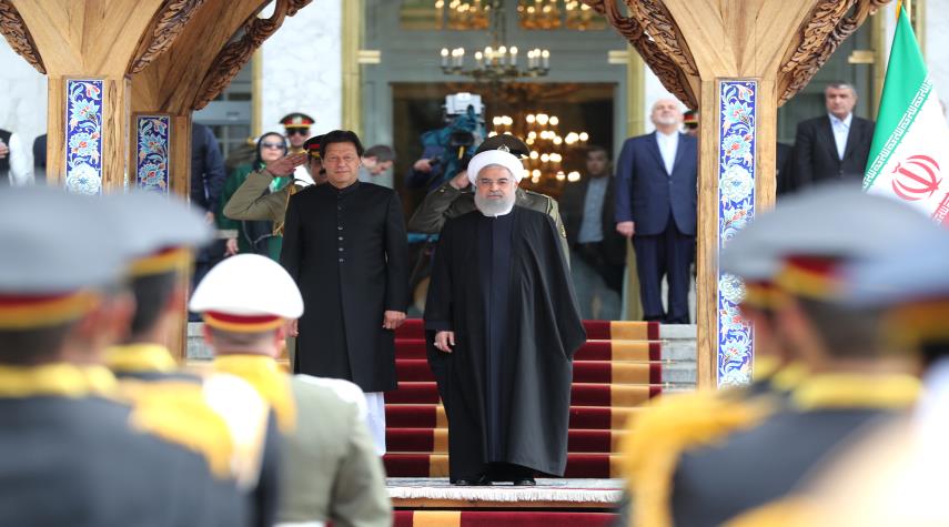 الرئيس روحاني يستقبل عمران خان رسميا