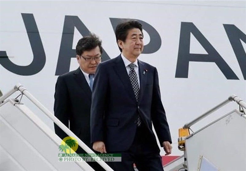رئيس وزراء اليابان يصل إلى طهران