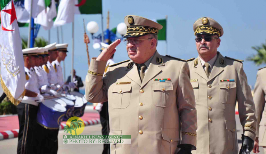 صحيفة فرنسية تتهم قايد صالح بمواصلة اللعب على الحبلين تجاه الشعب الجزائري
