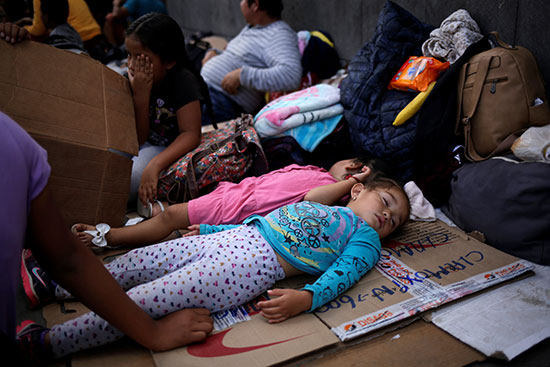بالصور…طالبو اللجوء المكسيكيون يفترشون جسر العبور للولايات المتحدة انتظارا للدخول
