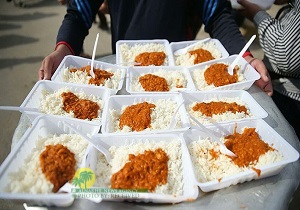إعداد وجبات الطعام وتوزیعها في ذكرى عاشوراء الحسين (ع) في مختلف مناطق خوزستان