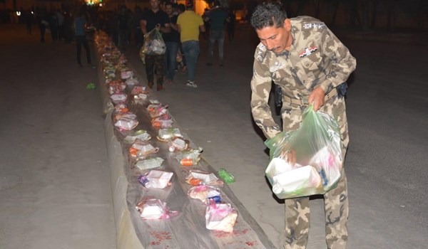 بالصور .. شرطة كربلاء توزع 6000 وجبة عشاء على المتظاهرين