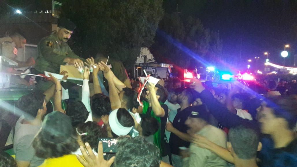 بالصور .. شرطة كربلاء توزع 6000 وجبة عشاء على المتظاهرين