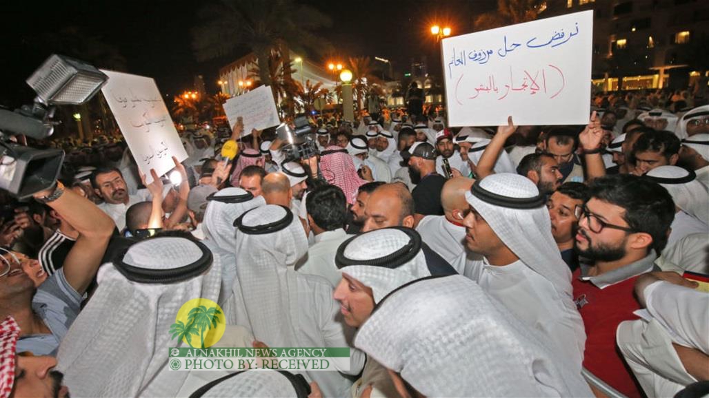 “ارحل.. ارحل”… مظاهرات ليلية في الكويت