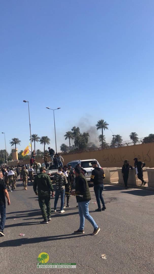 الحشد الشعبي : اصابة ١٠ اشخاص من المحتشدين امام اسوارالسفارة الامريكية نتيجة اطلاق الغاز مسيل للدموع من قبل الحراس