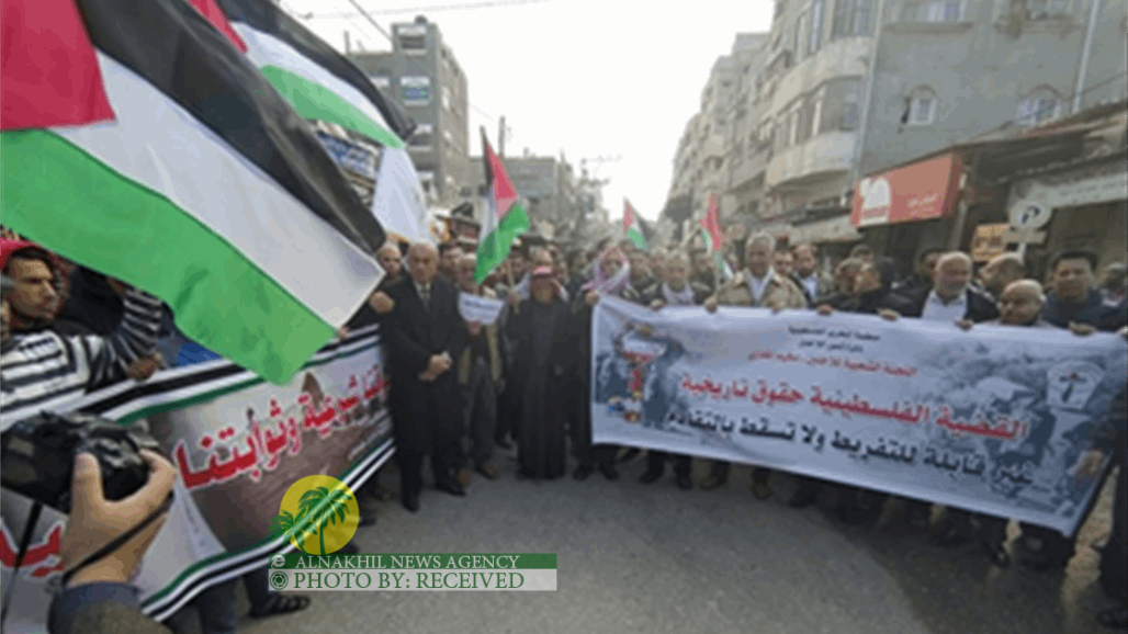 غزة تدخل إضرابا شاملا وترفع الأعلام السوداء رفضا لـ”صفقة القرن”