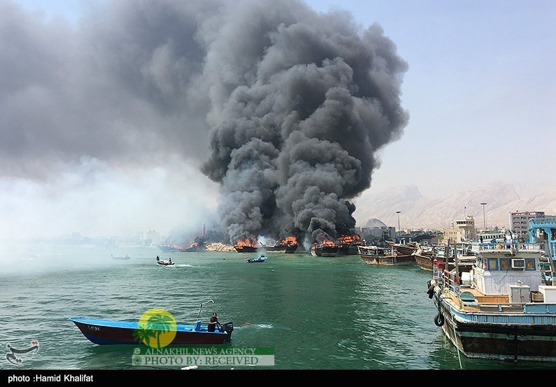 عاجل | اشتعال النيران في ثلاث سفن جراء اندلاع حريق في ميناء بوشهر بجنوب إيران