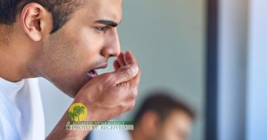رائحة الفم الكريهة قد تعنى إصابتك بمرض اللثة أو الجفاف