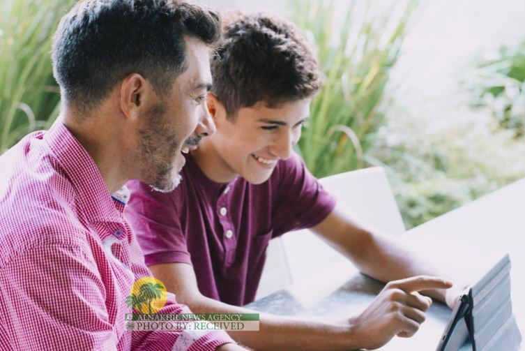 حتى لا تفقد الحوار مع ابنك المراهق.. 10 طرق غير تقليدية لمحادثة أبوية ناجحة