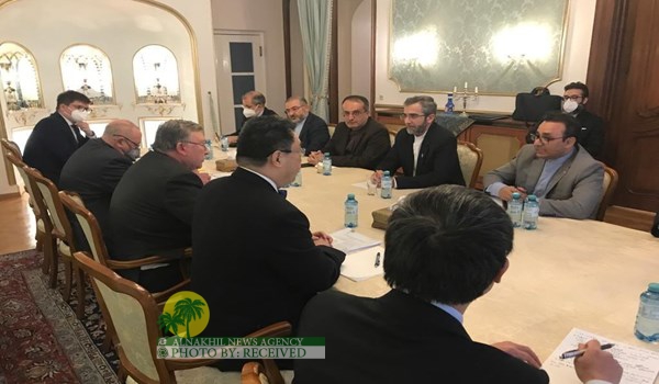كبير المفاوضين الايرانيين یجري مشاورات دبلوماسية مكثفة في فيينا