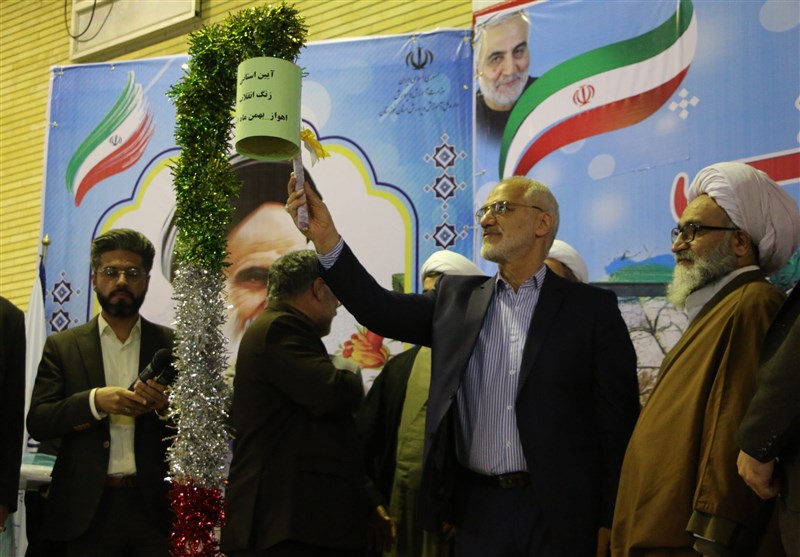 مدارس خوزستان تقرع جرس الثورة في ذكرى وصول الإمام الخميني إلى البلاد