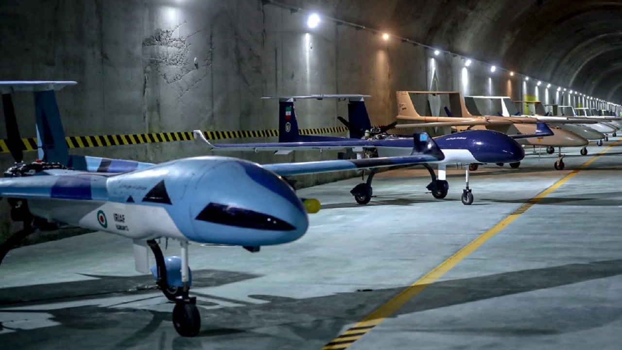عرض طائرات بدون طيار في معرض دزفول الجوي