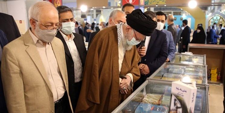 قائد الثورة يتفقد معرض طهران الدولي للكتاب