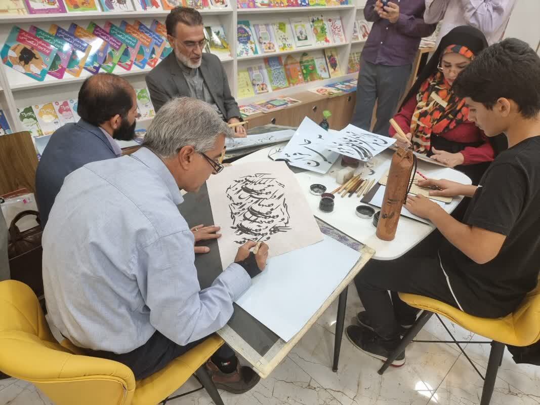 رداً على تدنيس المصحف الشریف.. فنانون من خوزستان، یخطون آیات من القرآن الکریم