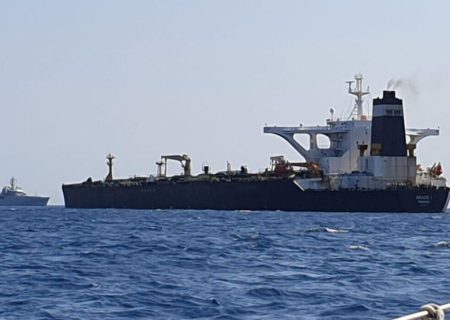 حرس الثورة الإسلامية يحتجز سفينتين تهربان مقادير كبيرة من عبر الخليج الفارسي