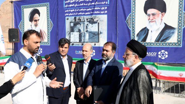 رئیسي في اصفهان لتدشين مشروع نقل مياه الخليج الفارسي الى هذه المدینة