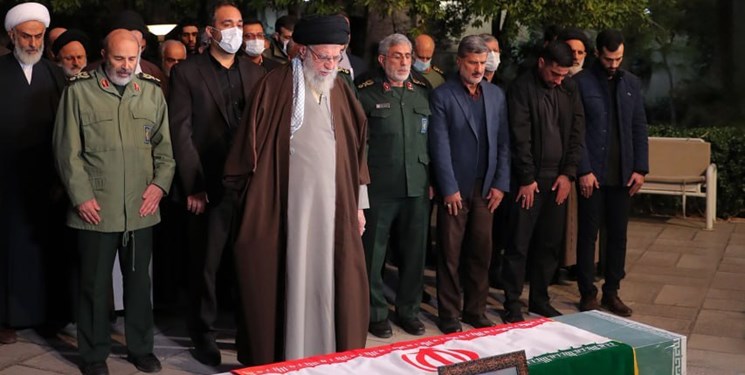قائد الثورة الاسلامية يقيم الصلاة على جثمان الشهيد العميد رضي موسوي