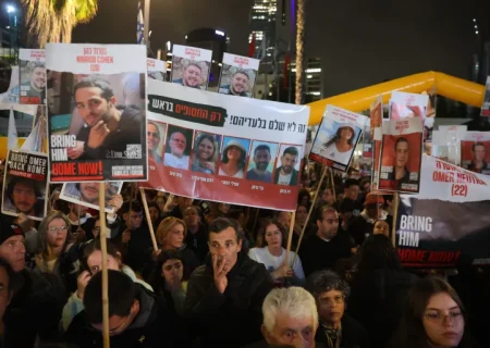 آلاف الإسرائيليين يطالبون بتنحي نتنياهو وإطلاق الأسرى بغزة