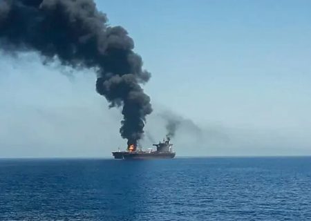 القوات المسلحة اليمنية تضرب سفينة نفطية بريطانية في البحر الأحمر