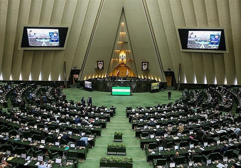 البرلمان الایراني یصادق علی تقليل ساعات العمل وزيادة العطل