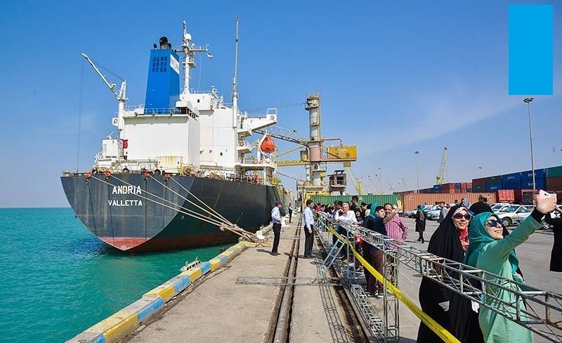 آلاف شخص زاروا ميناء الإمام الخميني ومعالمه البحرية