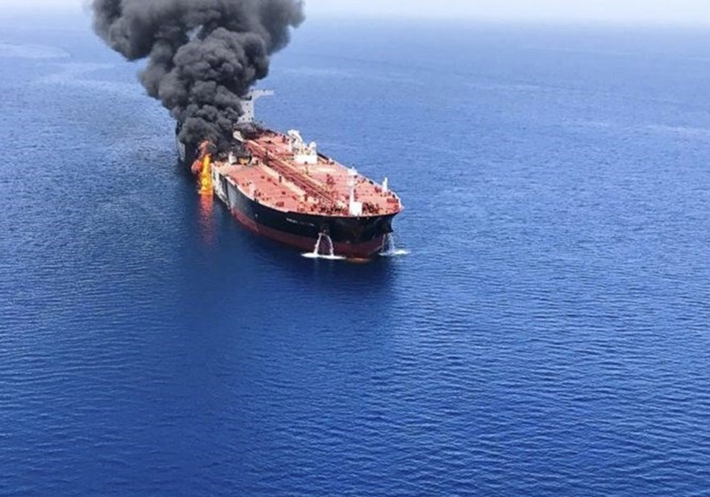 القوات البحرية اليمنية تستهدف سفينة أميركية في البحر الأحمر
