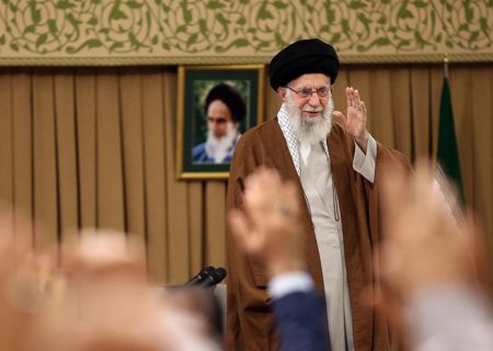 قائد الثورة الإسلامیة: من المستحیل ان تخضع ایران للعقوبات
