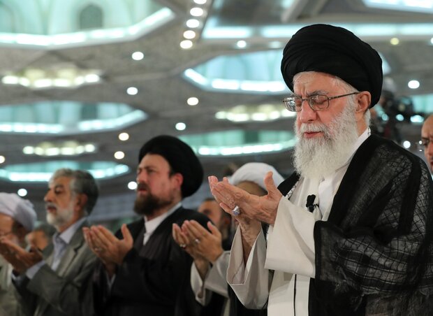 اقامة صلاة عيد الفطر بإمامة قائد الثورة الإسلامية في مصلى الامام الخميني (رض) بطهران