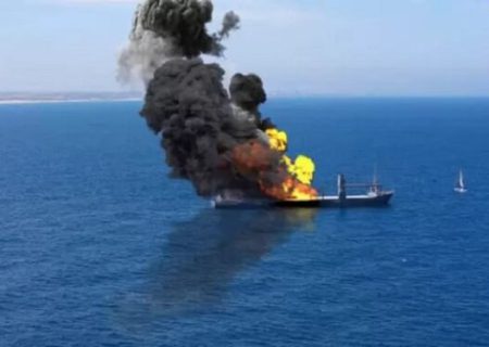 الحوثيون یعلنون استهداف مدمرتين أميركيتين وسفينتين