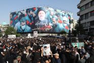 بحضور حشود جماهیریة..  تشییع رئیس الجمهوریة ومرافقیه في طهران