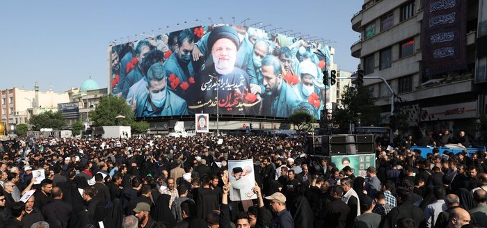 بحضور حشود جماهیریة..  تشییع رئیس الجمهوریة ومرافقیه في طهران