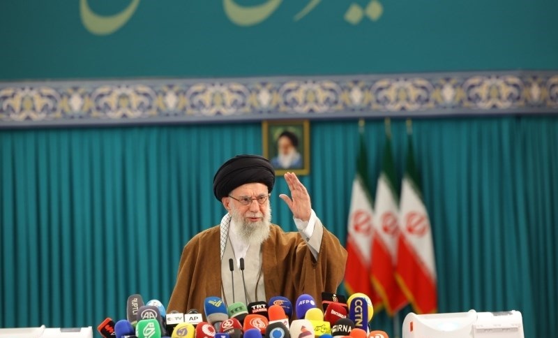 الإمام الخامنئي يدلي بصوته في الانتخابات البرلمانية الإيرانية + صور