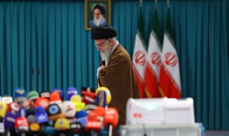 الإمام الخامنئي يدلي بصوته في الانتخابات البرلمانية الإيرانية + صور
