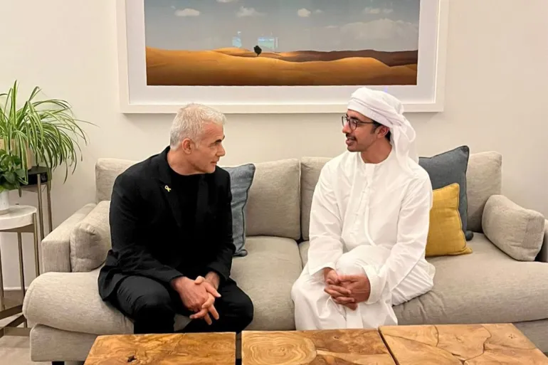 لبيد يلتقي وزير الخارجية الإماراتي في أبو ظبي