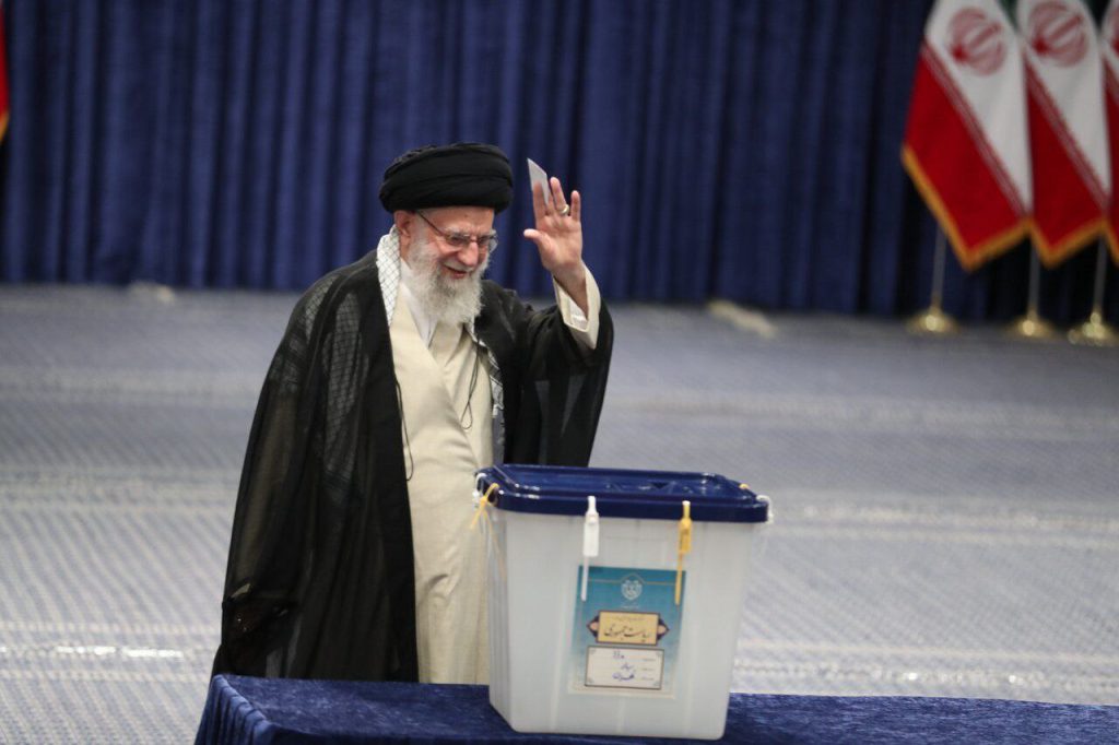 بعد ادلاء صوته بالانتخابات ؛ قائد الثورة : ديمومية ومكانة الجمهورية الاسلامية رهن بحضور الشعب