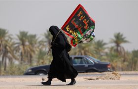 رغم حرارة الجو.. زوار الامام الحسين يواصلون المسير نحو كربلاء + صور