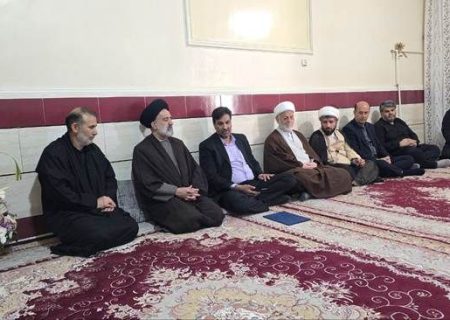 ممثل قائد الثورة الاسلامیة يزور عوائل شهداء الأهواز وينقل رسالة خاصة من القائد