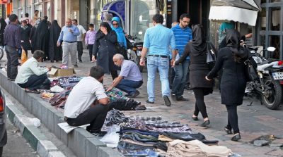 إشغال الطرق | بين لقمة العيش وحق المرور.. أزمة إشغال الطرقات في الأهواز بلا حل تتفاقم التعديات على الأرصفة في شوارع الأهواز وتتحول إلى أزمة إشغال الطرق، فيما تدعو جهات رسمية إلى تنسيق مشترك لحلّ الإشكال دون المساس بمعيشة الباعة.