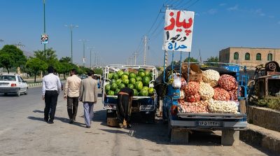 إشغال الطرق | بين لقمة العيش وحق المرور.. أزمة إشغال الطرقات في الأهواز بلا حل تتفاقم التعديات على الأرصفة في شوارع الأهواز وتتحول إلى أزمة إشغال الطرق، فيما تدعو جهات رسمية إلى تنسيق مشترك لحلّ الإشكال دون المساس بمعيشة الباعة.
